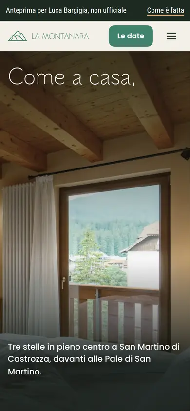 La prima schermata della home rifatta sul telefono: la camera di legno con la porta sul balcone, il titolo Come a casa e la riga sulle tre stelle in centro a San Martino
