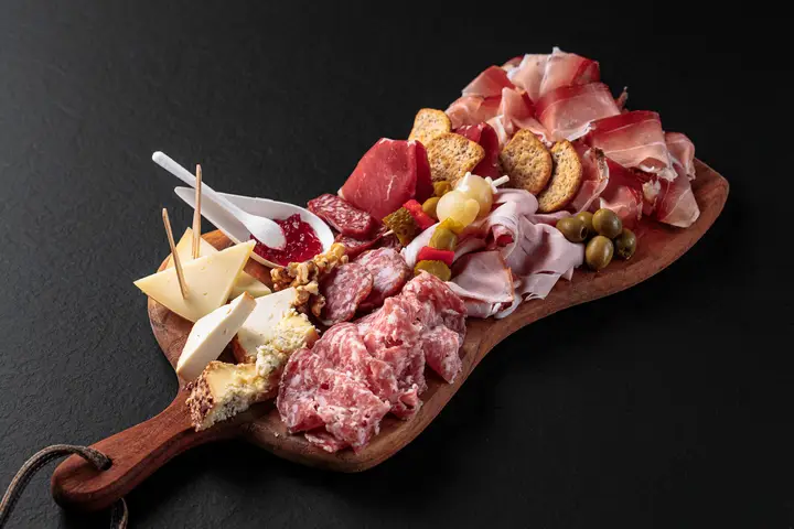 Un tagliere di salumi e formaggi